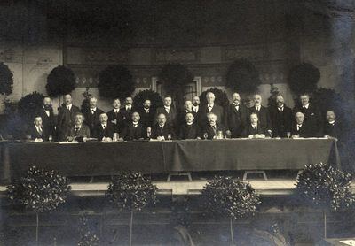 98610 Afbeelding van het partijbestuur van de Sociaal Democratische Arbeiders Partij (S.D.A.P.) waaronder W.H. Vliegen, ...